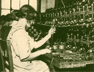 加入者への配布の準備が整った新しい自動電話の組み立て、c1930。