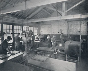 鋳造所で働いています。ページのワックス型を作る、1917