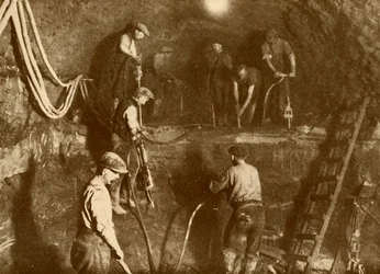 ニューマージートンネルで作業中、c1930。