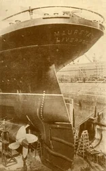 乾ドックでマウレタニア号の船尾を作業中、1930年頃