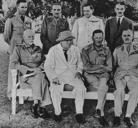 エジプトの前線：1942年中東戦争評議会のメンバーとカイロのチャーチル氏