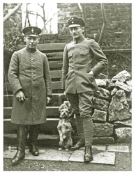 犬を連れたオーストリアまたはイタリアの兵士たち（1918年2月）（写真