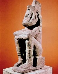 着席した男性像のアステカ彫刻、c1375-1521
