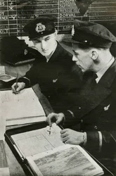 BOAC航海士が飛行計画を作成、第二次世界大戦、c1939-c1944 1946。