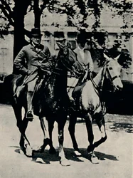 1916年、1945年にイギリスに戻った。