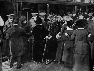 1915年にロンドンのビクトリア駅から塹壕に戻る。