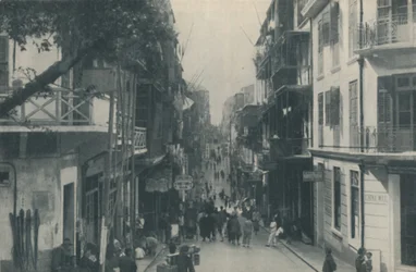 東と西を走る人口の多い貿易高速道路のバルコニー付きの建物、c1935