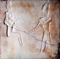 イシス神とオシリス神を示す浅浮き彫り、プトレマイオス朝時代、古代エジプト、紀元前 323 ～ 30 年