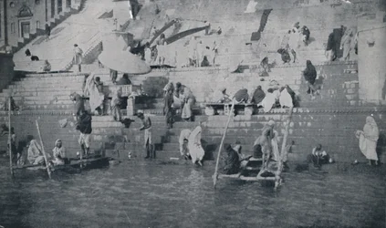 1924年、ベナレスで入浴
