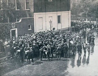 イギリスが戦争を宣言する前：1914年にロンドンのドイツ領事館の外で待機しているドイツ人予備軍