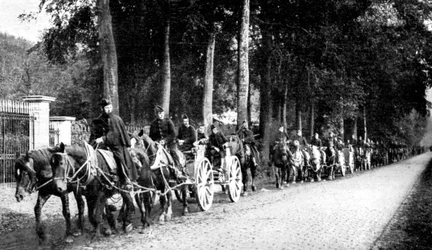1914年の第一次世界大戦、ドイツのタウベ面を回避するベルギーの大砲