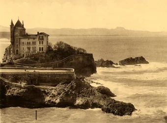 ビアリッツ-La Villa BelzaとChaine des Pyrenees、c1930。