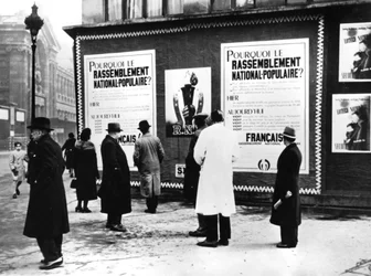 Rassemblement Nationale Populaireのポスターを非難する看板、ドイツ占領下のパリ、1941年2月