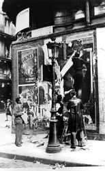 プロパガンダポスターを掲げた男性との看板、パリ、第二次世界大戦、1939年〜1945年