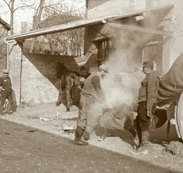 鍛冶屋の蹄鉄を打つ馬、スイス、北フランス、c1914-c1918