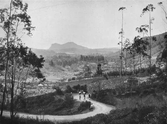 ランボーダ峠から南東にヌワラエリヤとハッガラロックに向かう眺め、1926年