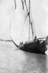 チグリス川に帆を張るボート、メソポタミア、1918年