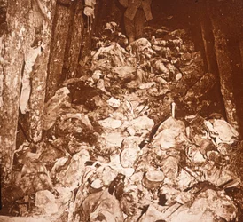 コルニエ山、シャンパン、フランス北部、c1917の下のトンネル内の遺体