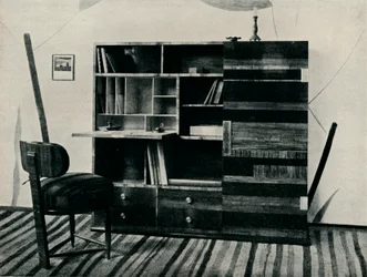 本棚と椅子。 Hans Hartl、c1927によって設計および実行されました