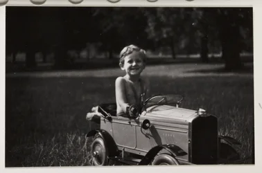 ペダルカーを運転する少年（1930年頃