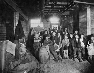 売るための紙を拾う少年たち（アメリカ、1919年頃）（モノクロ写真