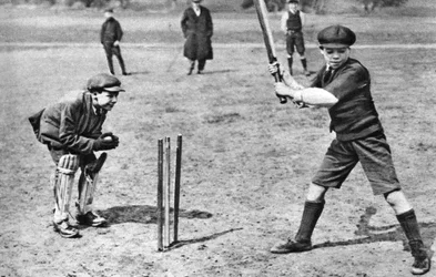 国会ヒルフィールズ、ロンドン、1926年-1927年にクリケットをしている男の子