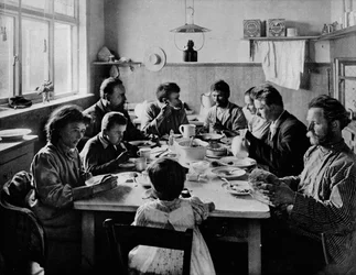 朝食時間、1910年、1911年