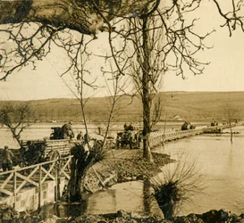 フランス北部のダニーでムーズ川に架かる橋、c1914-c1918