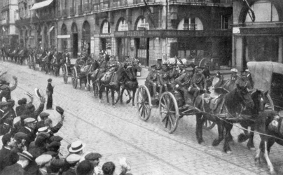1926年8月1914年8月、フランスのルーアンでイギリス馬が描いた砲兵
