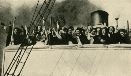 第一次世界大戦、1914年、c1920年、前線に向かうイギリス赤十字の看護婦。
