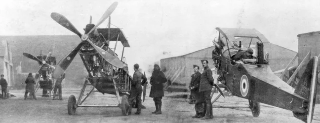 修理中のイギリス王立飛行隊の航空機、c1916
