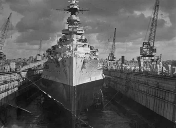 浮遊ドック、マルタ、c1937のイギリスの戦艦HMSマラヤ