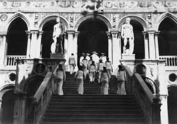 1938年にイタリア、ベニス、ドージェ宮殿を訪れたイギリスの船乗り