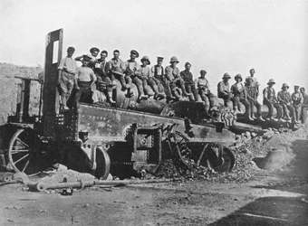大破したトルコの銃を持ったイギリス兵、1915年