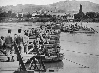 1915年のフランスの小川に橋を架ける