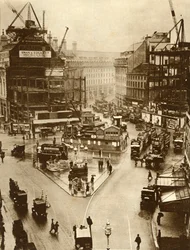 ロンドンのピカデリーサーカスでの建築作業、1926年、1935年。