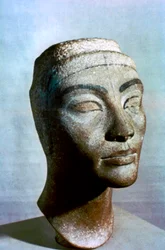 ネフェルティティの胸像、エジプト、紀元前1375年
