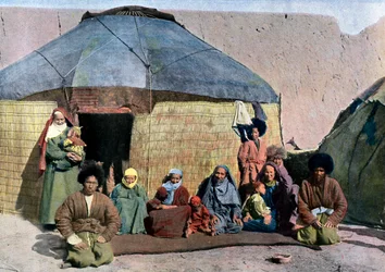 家の外の中央アジアの家族、c1890