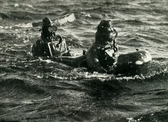 戦車の有人魚雷、第二次世界大戦、1945年。