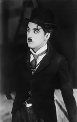 チャーリーチャップリン1889〜1977年、アメリカ人俳優、コメディアン、1928年