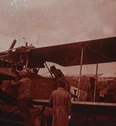 パイロットによる航空機のチェック、1916
