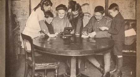 戦争ローンに投資するために貯金箱を空にする子供たち、c1917、1935