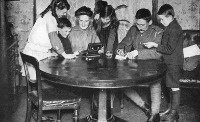 戦争債券に投資するために貯金箱を空にする子供たち、1936
