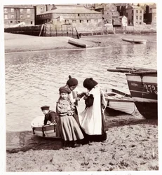 水辺で遊ぶ子供たち、ウィットビー港、1905年頃