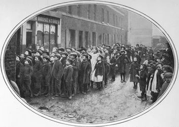 無料の食事を待っている子供たち、ロンドン、c1900 1901