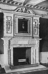 1927年にノーフォークのレインハムホールにある赤い応接室のチムニーピース