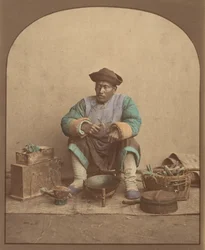[道具を持って座る中国人男性]、1870年代。