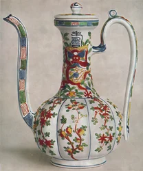 5色の装飾が施された中国の磁器水差し。ワンリーの時代、1573-1619、1928