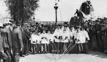 1926〜1927年にロンドンのロングワンドで境界マークを打つセントクレメントデーンズの合唱団