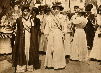 1908年6月21日、ロンドン、ハイドパーク、クリスタベル・パンクハーストとエメリン・ペティック・ローレンス。